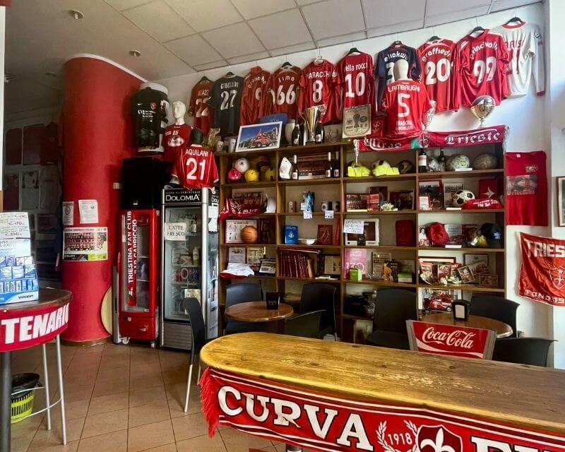 Interno del Bar Capriccio con maglie, cimeli e sciarpe della Triestina a Trieste