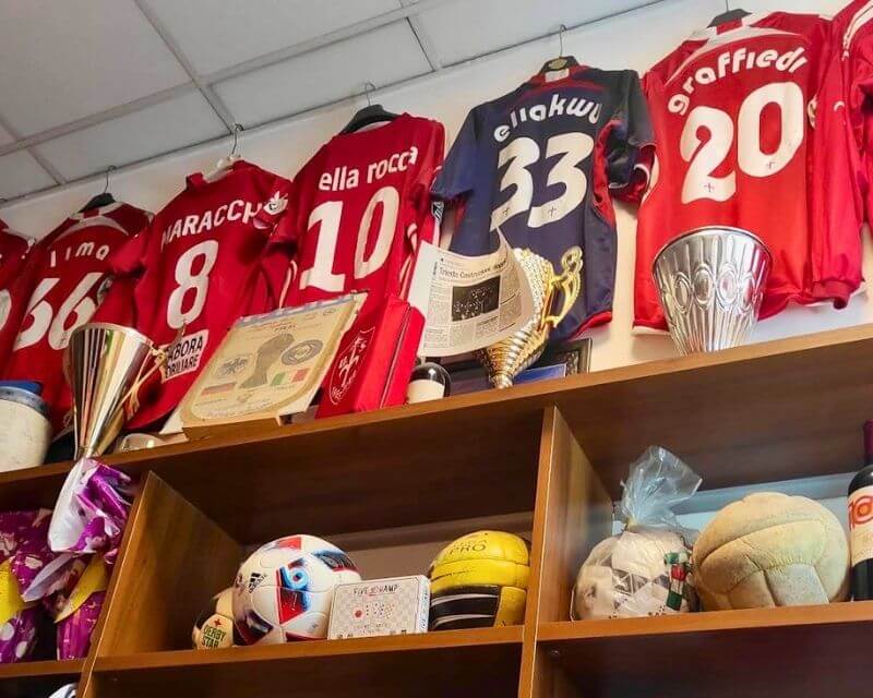 Collezione di maglie, trofei e palloni storici della Triestina al Bar Capriccio Trieste