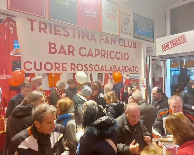 Soci del Triestina Fan Club Bar Capriccio riuniti sotto lo striscione Cuore Rossoalabardato
