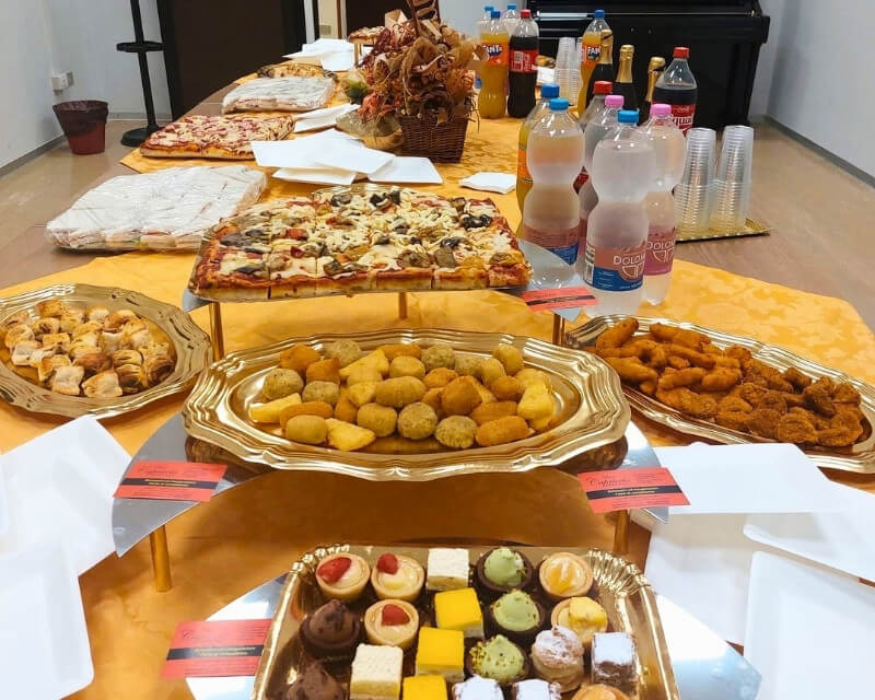 Rinfresco e catering con buffet elegante, prosecco e stuzzichini salati - Bar Capriccio Trieste