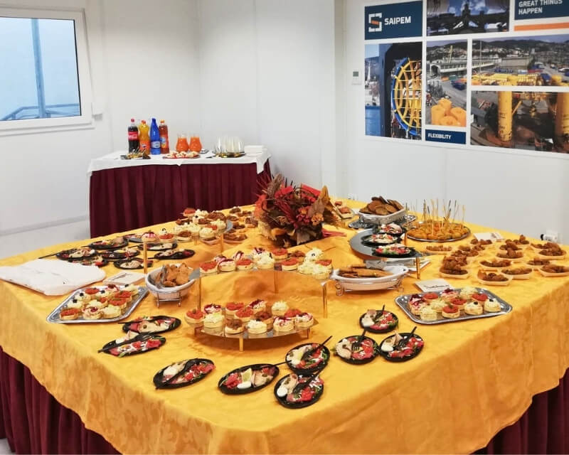 Rinfresco e catering con buffet di dolci e finger food per evento aziendale - Bar Capriccio Trieste