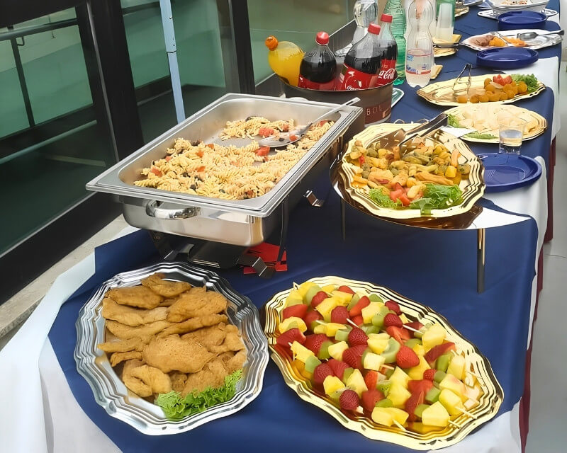 Rinfresco e catering con buffet caldo, pasta e spiedini di frutta per eventi - Bar Capriccio Trieste